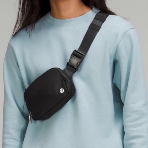 NWT Lululemon Everywhere Belt Bag 1L In Black - Picture 5 of 7